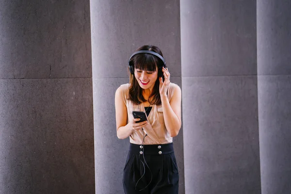 Retrato Una Mujer China Mediana Edad Fotogénica Escuchando Música Sus —  Fotos de Stock