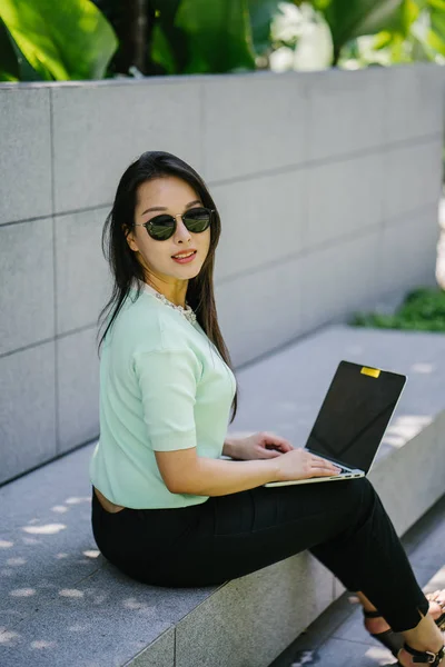 Uma Jovem Atraente Estudante Asiática Senta Trabalha Seu Computador Portátil — Fotografia de Stock