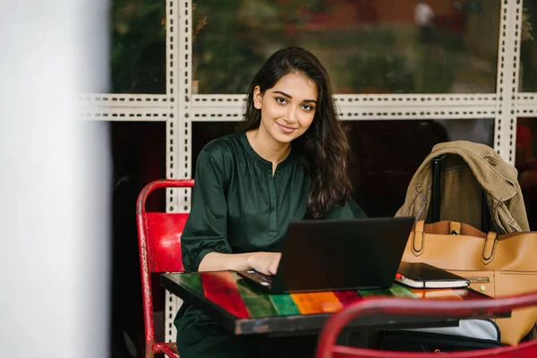 Giovane Studente Universitario Donna Asiatica Indiana Sta Studiando Lavorando Sul — Foto Stock