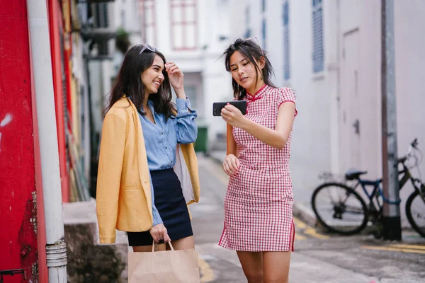 Dvě Mladé Asijské Dívky Mají Videohovor Přáteli Jednom Jejich Smartphone — Stock fotografie
