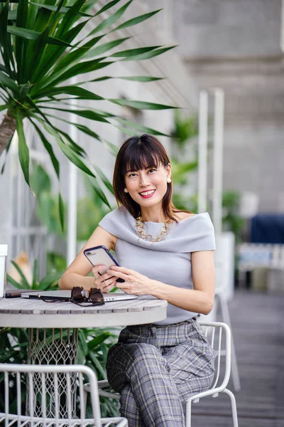 Retrato Una Atractiva Segura Exitosa Mujer Asiática China Ella Sostiene — Foto de Stock