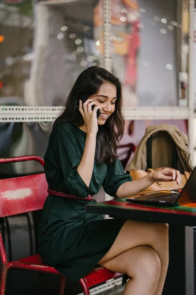 Giovane Donna Indiana Singpaoriana Controllando Suo Smartphone Mentre Prende Una — Foto Stock