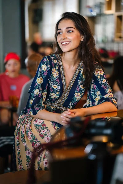 따뜻하게 조명된 트렌디한 카페에서 자신감 매력적인 아시아 여자의 초상화 — 스톡 사진
