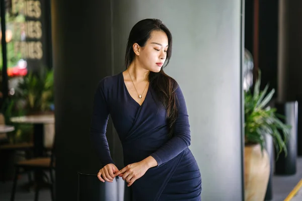 Retrato Una Mujer Asiática Confiada Joven Hermosa Confiada —  Fotos de Stock