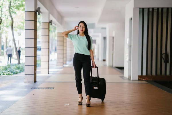 Een Jonge Aziatische Vrouw Trekt Haar Koffer Bagage Aantrekkelijk Elegant — Stockfoto