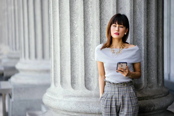 Porträt Einer Attraktiven Selbstbewussten Und Erfolgreichen Chinesischen Asiatin Sie Hält — Stockfoto