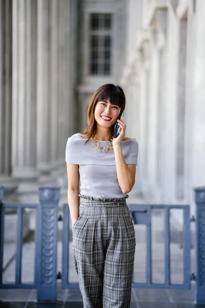 Portret Van Een Aantrekkelijke Zelfverzekerde Succesvolle Chinese Aziatische Vrouw Praat — Stockfoto