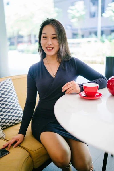 Portrait Une Jeune Femme Asiatique Séduisante Élégante Belle Assise Extérieur — Photo