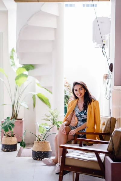 Mujer Asiática India Moda Hermosa Joven Vestido Una Chaqueta Amarilla — Foto de Stock