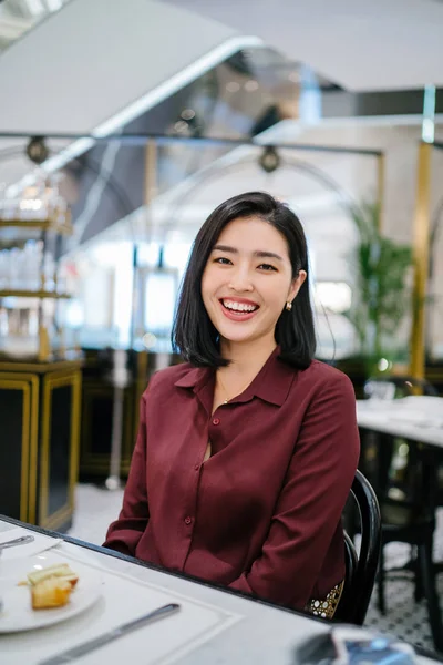 Retrato Una Hermosa Elegante Joven Coreana Asiática Sentada Elegante Café — Foto de Stock