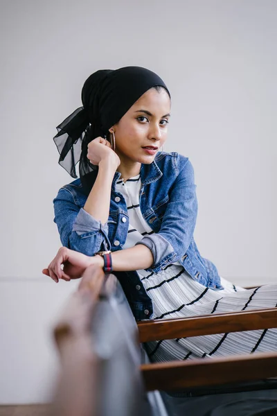 Jovem Elegante Atraente Mulher Muçulmana Malaia Vestindo Vestido Jaqueta Jeans — Fotografia de Stock