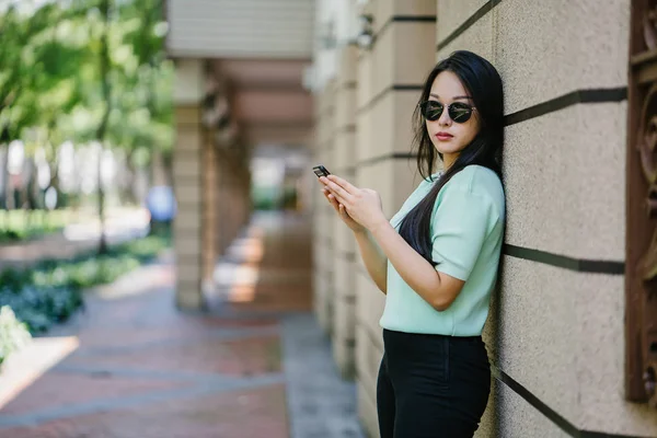 Portret Van Een Jonge Mooie Aziatische Chinese Vrouw Met Smartphone — Stockfoto