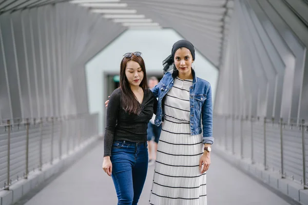 Dva Přátelé Různých Etnik Mostě Během Dne Jedna Malajská Muslimka — Stock fotografie