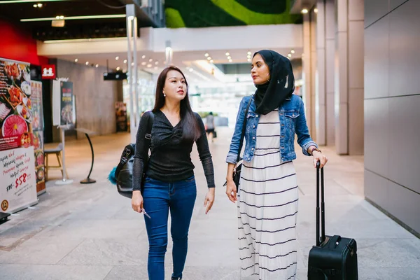 Twee Vrouwelijke Vrienden Het Winkelcentrum Een Van Hen Chinees Andere — Stockfoto