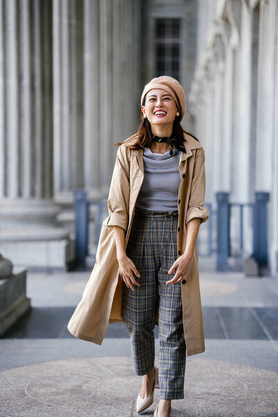 Элегантная и привлекательная азиатская китаянка. Она стильно одета и привлекательна и красива.
