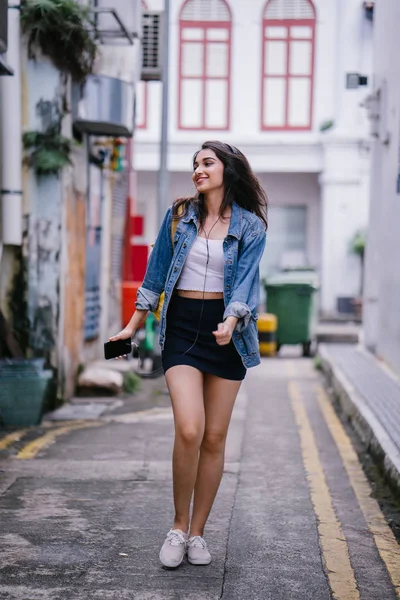 Retrato Una Joven Atractiva Mujer Asiática India Con Chaqueta Mezclilla —  Fotos de Stock