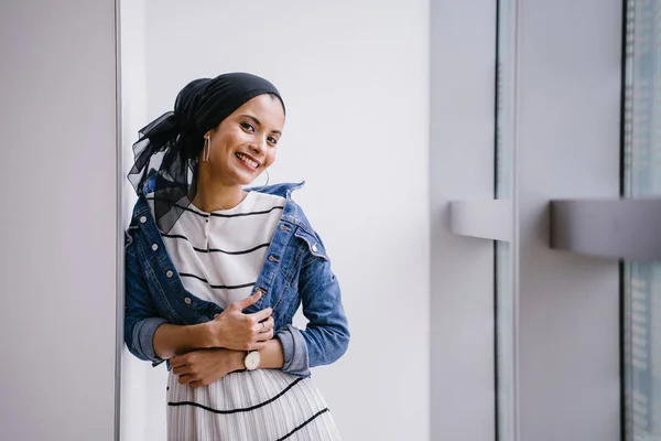 Jonge Elegante Aantrekkelijke Maleise Moslimvrouw Die Overdag Jurk Spijkerjasje Draagt — Stockfoto