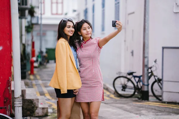 Dvojice Mladých Asijských Dívek Selfie Společně Uličce Během Dne Jsou — Stock fotografie