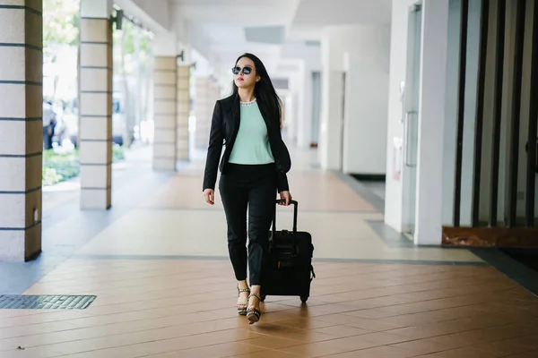 Una Joven Asiática Está Sacando Maleta Equipaje Ella Atractiva Elegante —  Fotos de Stock