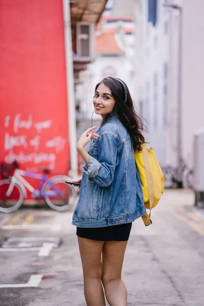 Retrato Una Joven Atractiva Mujer Asiática India Con Chaqueta Mezclilla —  Fotos de Stock