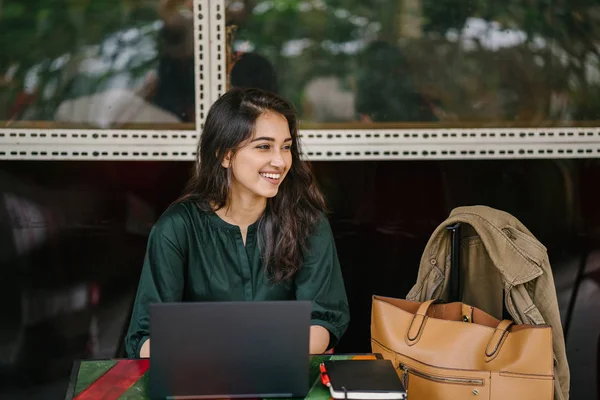 Giovane Studente Universitario Donna Asiatica Indiana Sta Studiando Lavorando Sul — Foto Stock