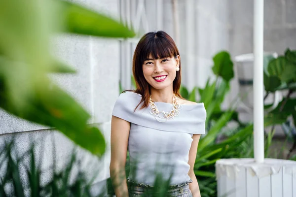 Zarif ve çekici Asyalı Çinli kadın. O şık giyinmiş ve çekici ve güzel