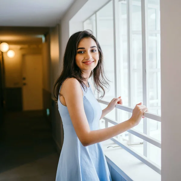 Retrato Una Bella Mujer Joven Asiática Vestida Con Ropa Azul —  Fotos de Stock