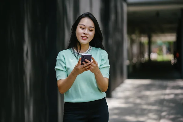 Retrato Una Joven Hermosa Mujer China Asiática Sosteniendo Teléfono Inteligente —  Fotos de Stock