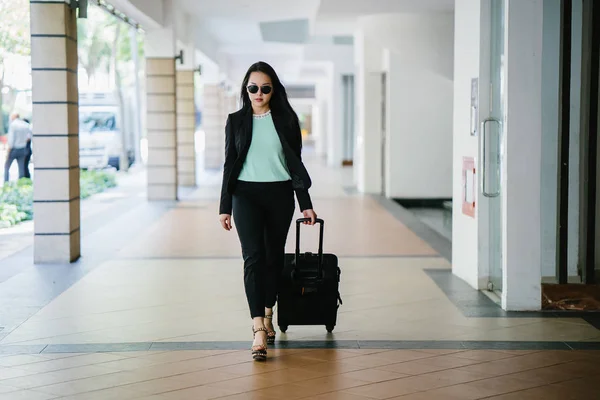 Een Jonge Aziatische Vrouw Trekt Haar Koffer Bagage Aantrekkelijk Elegant — Stockfoto