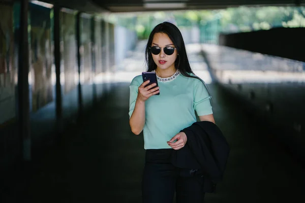 Retrato Una Joven Hermosa Mujer China Asiática Sosteniendo Teléfono Inteligente —  Fotos de Stock