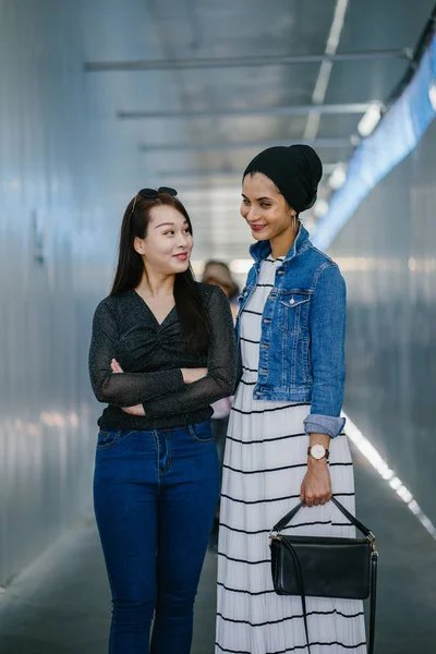 Gündüz vakti köprüde farklı etnik kökenlere sahip iki arkadaş. Biri Malezyalı Müslüman bir kadın, diğeri de Çinli bir Asyalı. İkisi de genç, enerjik ve çekici..