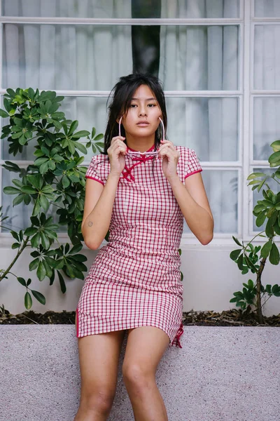 매력적인 아시아 여자는 치파오 드레스 — 스톡 사진