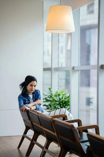 Jovem Elegante Atraente Mulher Muçulmana Malaia Durante Dia — Fotografia de Stock