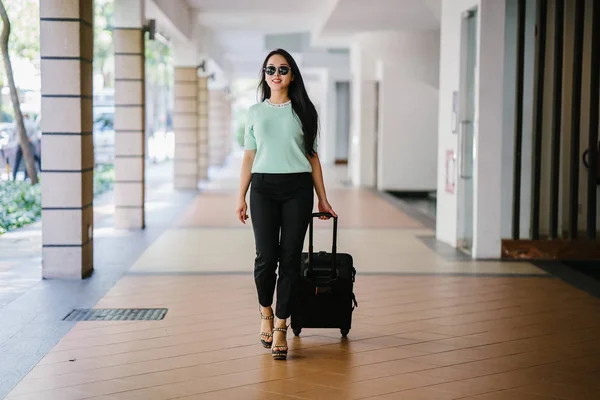 Genç Bir Asyalı Kadın Bavulunu Çekiyor Çekici Zarif Şık Giyinmiş — Stok fotoğraf