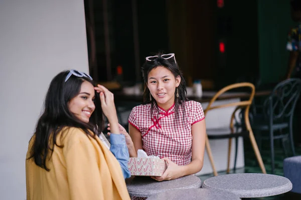 Dvě Mladé Asijské Ženy Vymění Dárky Jak Sedí Stolu Kavárně — Stock fotografie