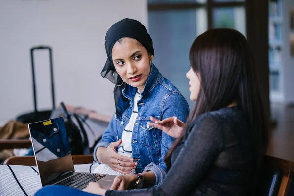 Müslüman bir Orta Doğulu kadın Çinli bir meslektaşıyla iş görüşmesi yapıyor..