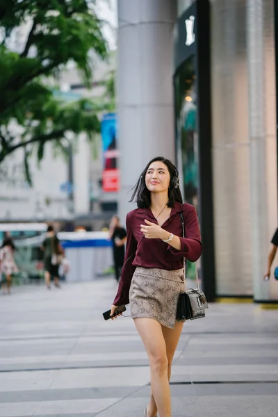 Красивая Корейская Женщина Элегантной Блузке Шортах Танцует Идет Улице Городе — стоковое фото