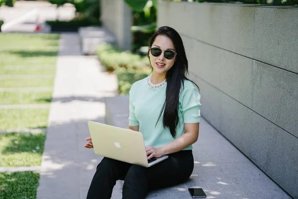 Genç ve çekici bir Asyalı kadın öğrenci oturur ve gün boyunca bir üniversite kampüsünde onu dizüstü bilgisayar üzerinde çalışır. O, o çalışırken gelişigüzel giyinmiş. 