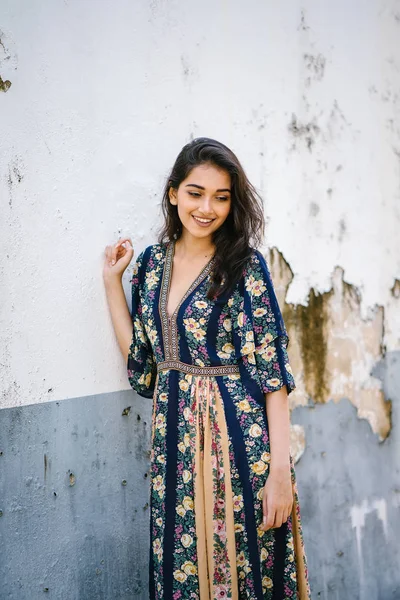 Retrato Uma Mulher Asiática Indiana Alta Jovem Elegante Bonita Vestido — Fotografia de Stock