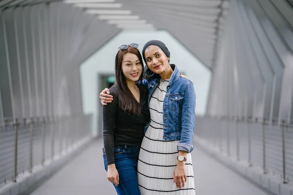 Dos Amigos Diferentes Etnias Puente Durante Día Una Una Mujer — Foto de Stock