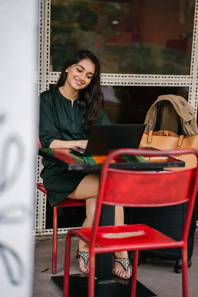 Joven Estudiante Universitaria Mujer India Asiática Está Estudiando Trabajando Computadora — Foto de Stock