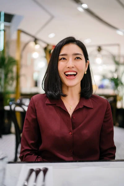 Retrato Una Hermosa Elegante Joven Coreana Asiática Sentada Elegante Café — Foto de Stock