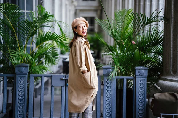 Портрет Модной Элегантной Красивой Азиатки Средних Лет Улыбается Позирует Сером — стоковое фото
