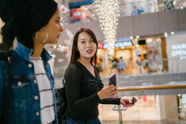 Zwei Freundinnen Einkaufszentrum Eine Davon Chinesin Die Andere Muslimin — Stockfoto