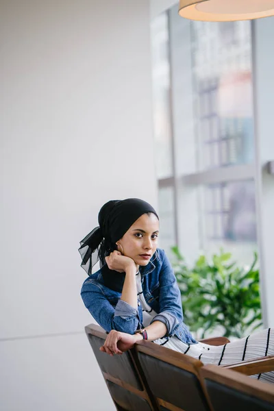 Jonge Elegante Aantrekkelijke Maleise Moslimvrouw Die Overdag Jurk Spijkerjasje Draagt — Stockfoto