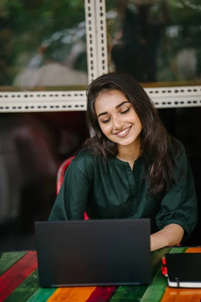 Giovane Studente Universitario Donna Asiatica Indiana Sta Studiando Lavorando Sul — Foto Stock