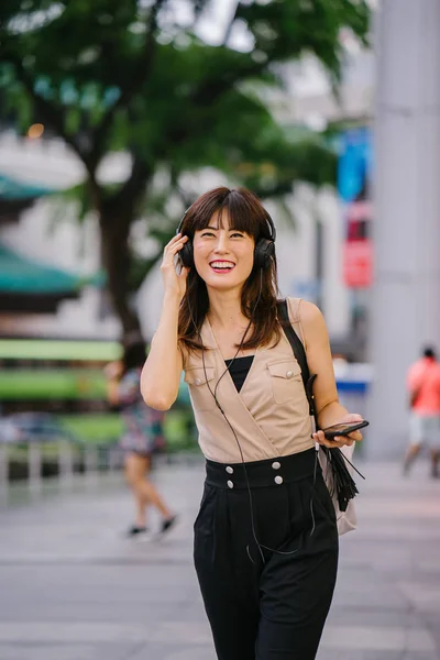 Retrato Una Mujer China Mediana Edad Fotogénica Escuchando Música Sus —  Fotos de Stock