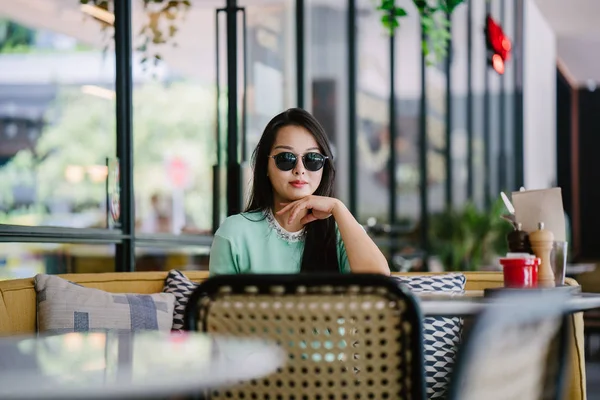 Porträt Einer Jungen Und Attraktiven Chinesischen Asiatin Die Sich Einem — Stockfoto