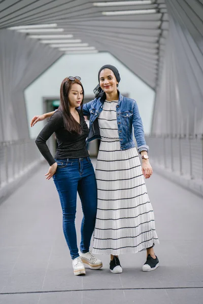 Dois Amigos Etnia Diferente Uma Ponte Durante Dia Deles Uma — Fotografia de Stock