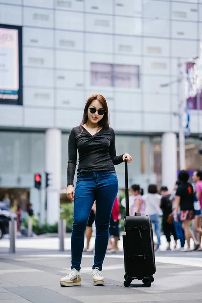 Una Giovane Attraente Asiatica Trova Una Strada Affollata Con Gli — Foto Stock